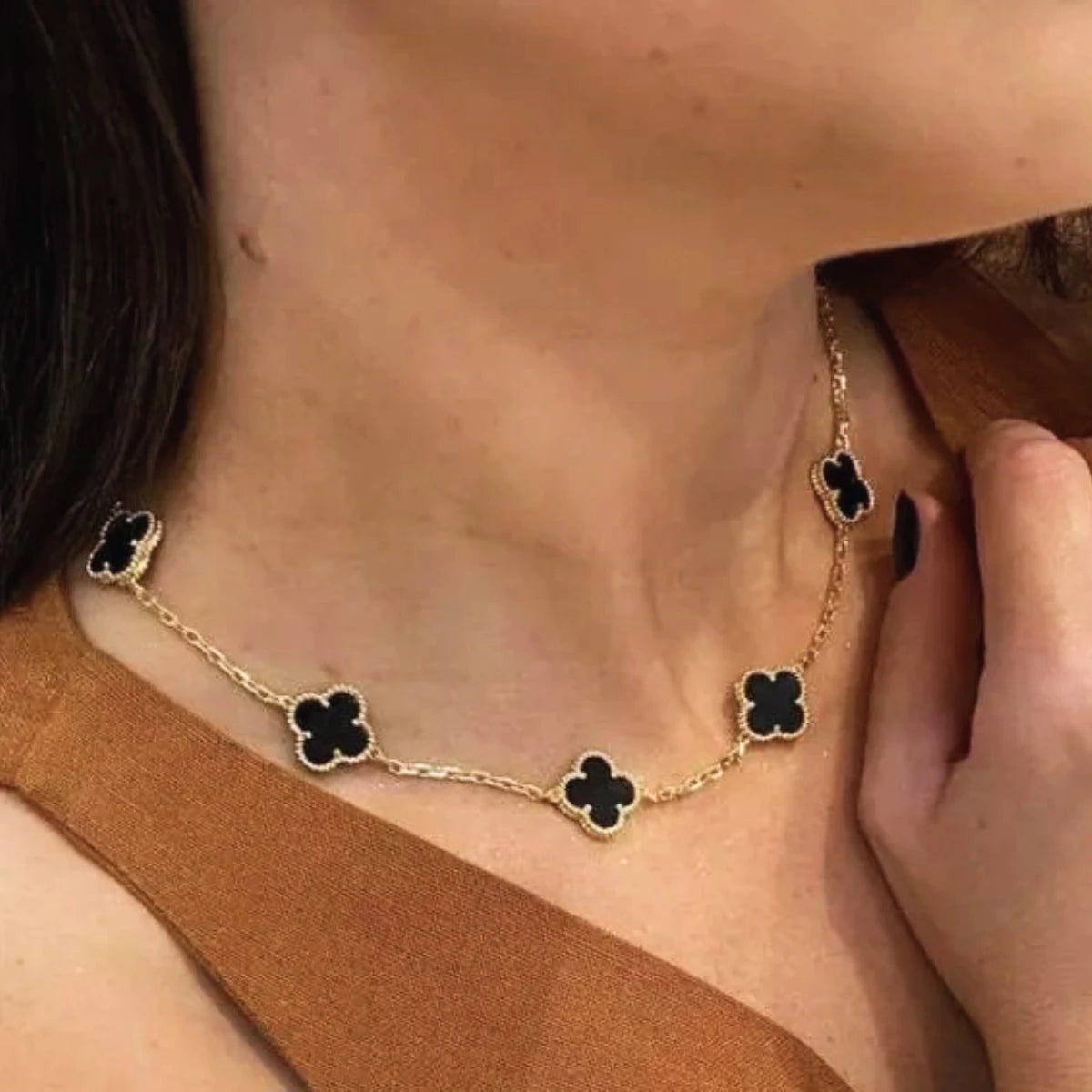 Colar choker formato de trevo folheado a ouro