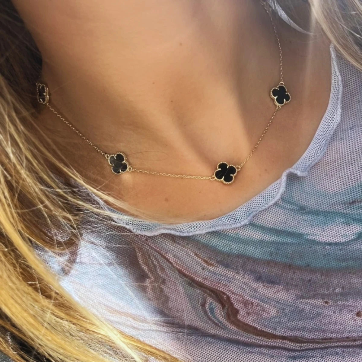 Colar choker formato de trevo folheado a ouro