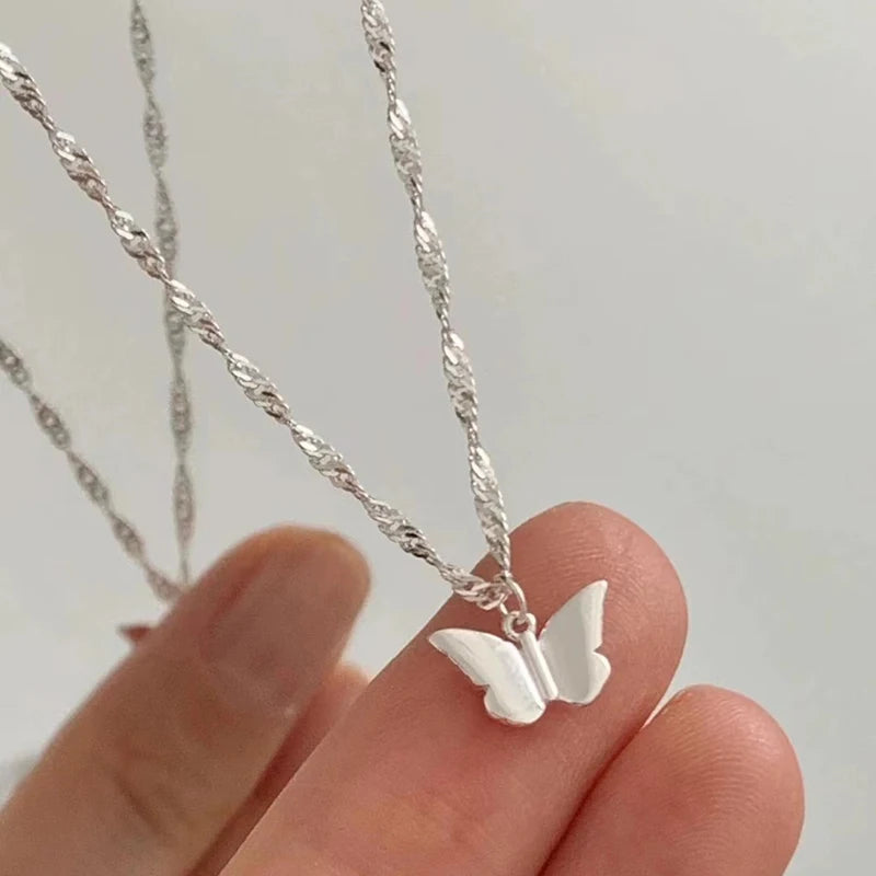 Colar de prata com pingente de borboleta