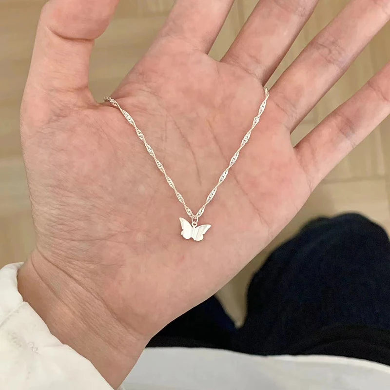 Colar de prata com pingente de borboleta