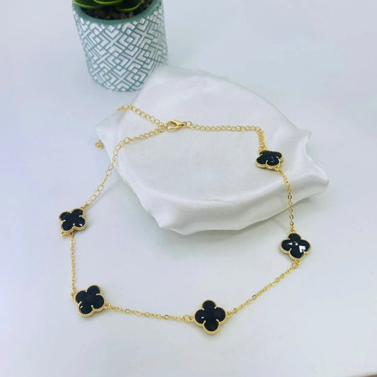 Colar choker formato de trevo folheado a ouro