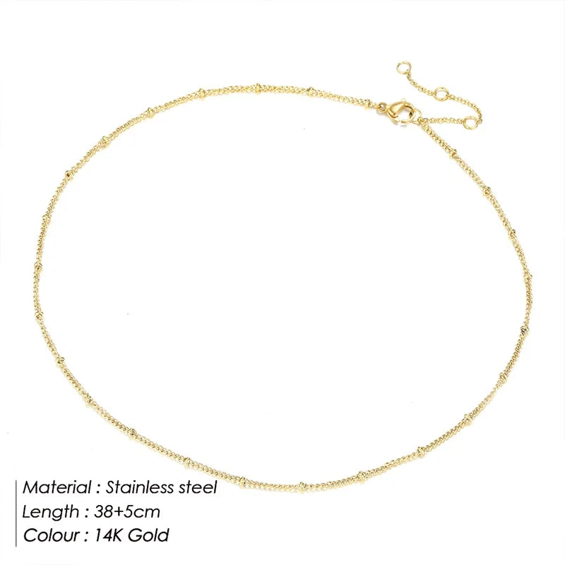 Colar dourado com pequenas pérolas