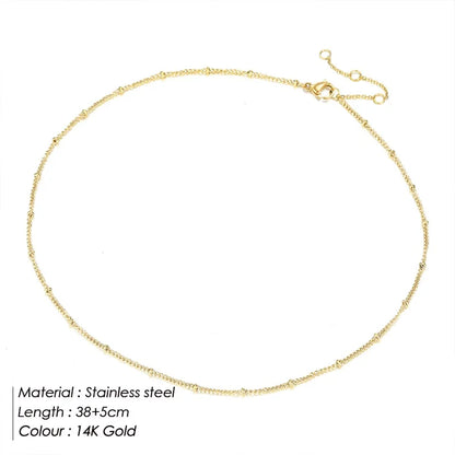Colar dourado com pequenas pérolas
