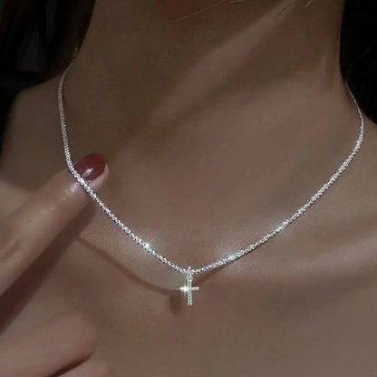 Colar brilhante com pingente de cruz