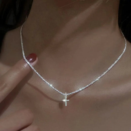 Colar brilhante com pingente de cruz